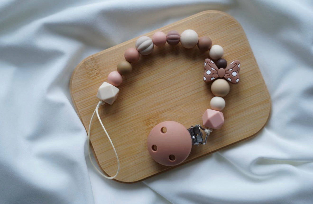 🎀 Lănțișor Suzetă Mocha Bow